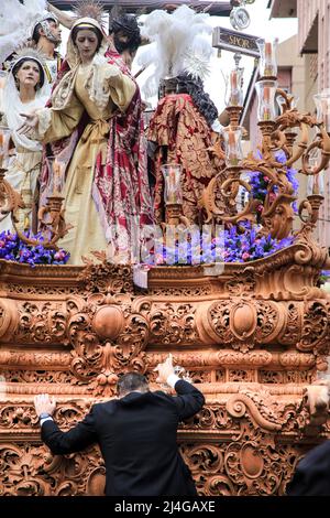 Elche, Spagna - 13 aprile 2022: Sfilata di Pasqua con portieri e penitenti per le strade della città di Elche nella settimana Santa Foto Stock