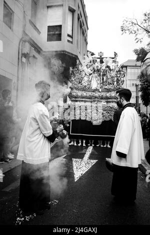 Elche, Spagna - 13 aprile 2022: Sfilata di Pasqua con i ragazzi e penitenti dell'altare per le strade della città di Elche nella settimana Santa Foto Stock