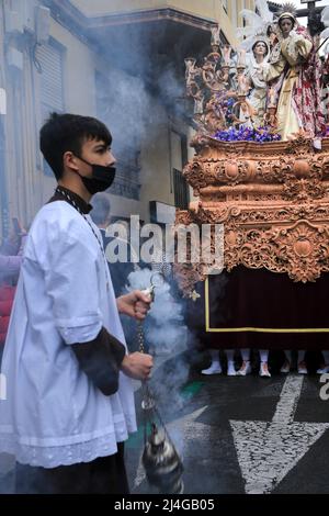 Elche, Spagna - 13 aprile 2022: Sfilata di Pasqua con i ragazzi e penitenti dell'altare per le strade della città di Elche nella settimana Santa Foto Stock