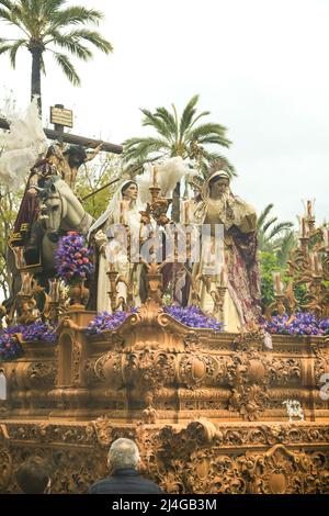 Elche, Spagna - 13 aprile 2022: Sfilata di Pasqua con portieri e penitenti per le strade della città di Elche nella settimana Santa Foto Stock