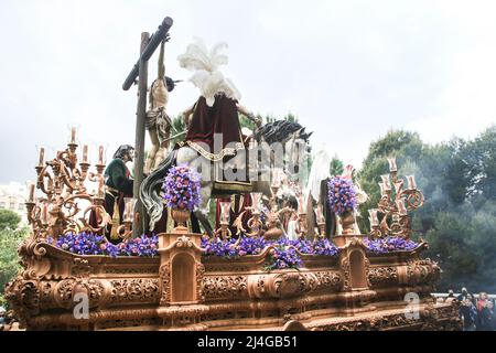 Elche, Spagna - 13 aprile 2022: Sfilata di Pasqua con portieri e penitenti per le strade della città di Elche nella settimana Santa Foto Stock