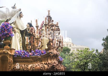 Elche, Spagna - 13 aprile 2022: Sfilata di Pasqua con portieri e penitenti per le strade della città di Elche nella settimana Santa Foto Stock