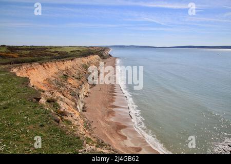 Effetti dell'erosione costiera a Barton sul mare, Hampshire Regno Unito Aprile 2022 Foto Stock