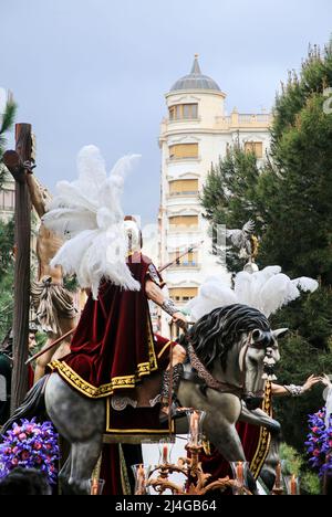 Elche, Spagna - 13 aprile 2022: Sfilata di Pasqua con portieri e penitenti per le strade della città di Elche nella settimana Santa Foto Stock