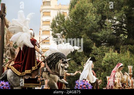 Elche, Spagna - 13 aprile 2022: Sfilata di Pasqua con portieri e penitenti per le strade della città di Elche nella settimana Santa Foto Stock