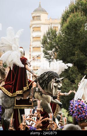 Elche, Spagna - 13 aprile 2022: Sfilata di Pasqua con portieri e penitenti per le strade della città di Elche nella settimana Santa Foto Stock