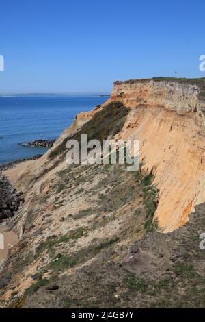 Effetti dell'erosione costiera a Barton sul mare, Hampshire Regno Unito Aprile 2022 Foto Stock