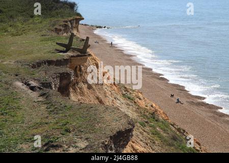 Effetti dell'erosione costiera a Barton sul mare, Hampshire Regno Unito Aprile 2022 Foto Stock