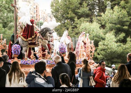 Elche, Spagna - 13 aprile 2022: Sfilata di Pasqua con portieri e penitenti per le strade della città di Elche nella settimana Santa Foto Stock