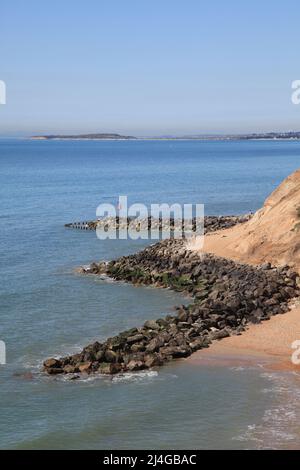 Effetti dell'erosione costiera a Barton sul mare, Hampshire Regno Unito Aprile 2022 Foto Stock