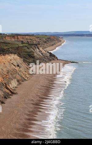 Effetti dell'erosione costiera a Barton sul mare, Hampshire Regno Unito Aprile 2022 Foto Stock