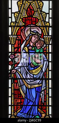 Particolare di una vetrata di Paul Jefferies del 1969 raffigurante la Beata Vergine Maria e il Cristo Bambino Foto Stock