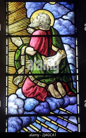 Dettaglio di una vetrata di Burlison & Grylls raffigurante Elia alla Trasfigurazione di Cristo, Chiesa di Santa Maria, Snettisham, Norfolk Foto Stock