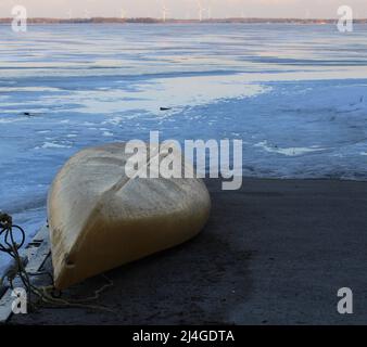 Kayak sulla riva di un lago ghiacciato Foto Stock