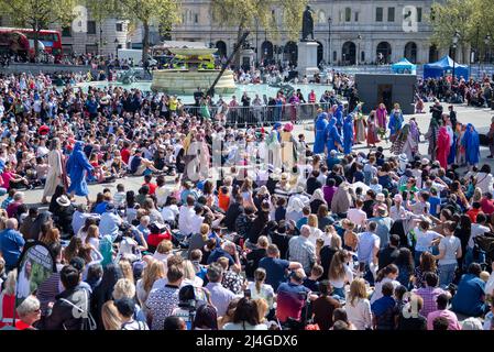 Trafalgar Square, Londra, Regno Unito. 15th Apr 2022. Per il Venerdì Santo di Pasqua il cast di Winterwall ha presentato la “Passione di Gesù”, una rappresentazione che segue la storia biblica di Cristo attraverso i “miracoli”, ultima cena, E la crocifissione per mano dei Romani, prima di risorgere e risurrezione, tutti usando Trafalgar Square come palcoscenico per l'evento pubblico libero. Cristo è raffigurato dall'attore James Burke-Dunsmore che ha giocato la parte per molti anni. Ampio pubblico Foto Stock