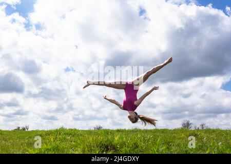 Birmingham, Regno Unito. 15th Apr 2022. Amelia Hubbard, studente di danza di 17 anni di Halesowen, West Midlands, si porta al parco nel sud di Birmingham per fare alcune mosse primaverili, come le temperature saliscono nel Regno Unito il Venerdì Santo. Credit: Peter Lopeman/Alamy Live News Foto Stock