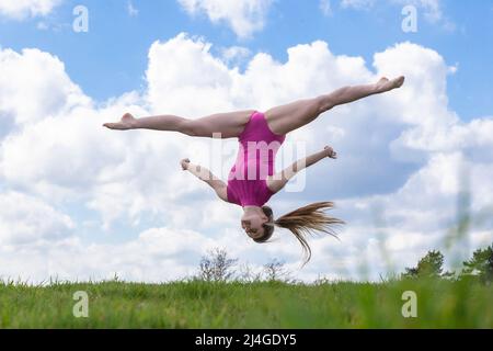 Birmingham, Regno Unito. 15th Apr 2022. Amelia Hubbard, studente di danza di 17 anni di Halesowen, West Midlands, si porta al parco nel sud di Birmingham per fare alcune mosse primaverili, come le temperature saliscono nel Regno Unito il Venerdì Santo. Credit: Peter Lopeman/Alamy Live News Foto Stock