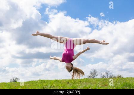 Birmingham, Regno Unito. 15th Apr 2022. Amelia Hubbard, studente di danza di 17 anni di Halesowen, West Midlands, si porta al parco nel sud di Birmingham per fare alcune mosse primaverili, come le temperature saliscono nel Regno Unito il Venerdì Santo. Credit: Peter Lopeman/Alamy Live News Foto Stock