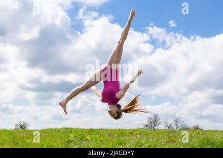 Birmingham, Regno Unito. 15th Apr 2022. Amelia Hubbard, studente di danza di 17 anni di Halesowen, West Midlands, si porta al parco nel sud di Birmingham per fare alcune mosse primaverili, come le temperature saliscono nel Regno Unito il Venerdì Santo. Credit: Peter Lopeman/Alamy Live News Foto Stock