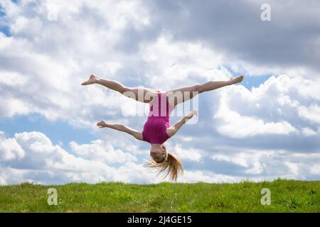 Birmingham, Regno Unito. 15th Apr 2022. Amelia Hubbard, studente di danza di 17 anni di Halesowen, West Midlands, si porta al parco nel sud di Birmingham per fare alcune mosse primaverili, come le temperature saliscono nel Regno Unito il Venerdì Santo. Credit: Peter Lopeman/Alamy Live News Foto Stock