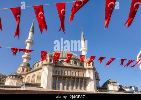 Archi di bandiera turca bunts decorazione festiva a Piazza Taksim, Istanbul, Turchia. La Moschea di Taksim (Taksim Camii) è vista sullo sfondo Foto Stock