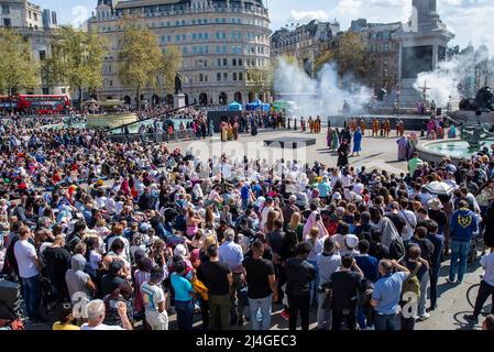 Trafalgar Square, Londra, Regno Unito. 15th Apr 2022. Per il Venerdì Santo di Pasqua il cast di Winterwall ha presentato la “Passione di Gesù”, una rappresentazione che segue la storia biblica di Cristo attraverso i “miracoli”, ultima cena, E la crocifissione per mano dei Romani, prima di risorgere e risurrezione, tutti usando Trafalgar Square come palcoscenico per l'evento pubblico libero. Cristo è raffigurato dall'attore James Burke-Dunsmore che ha giocato la parte per molti anni. Ampio pubblico Foto Stock