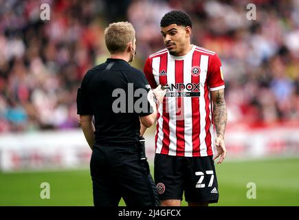 Morgan Gibbs-White (a destra) di Sheffield United viene parlato dall'arbitro Gavin Ward durante la partita del campionato Sky Bet a Bramall Lane, Sheffield. Data foto: Venerdì 15 aprile 2022. Foto Stock