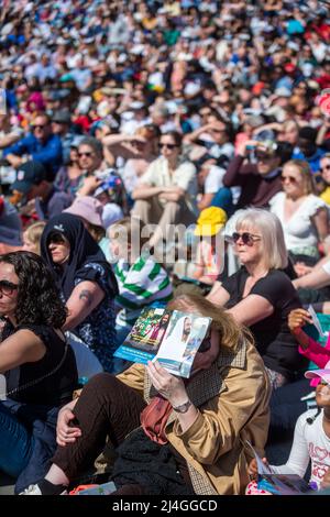 Londra, Regno Unito. 15 aprile 2022. Tempo UK - la gente guarda la Passione di Gesù che si svolge al sole in Trafalgar Square quando la temperatura raggiunge i 22C nella capitale. Credit: Stephen Chung / Alamy Live News Foto Stock