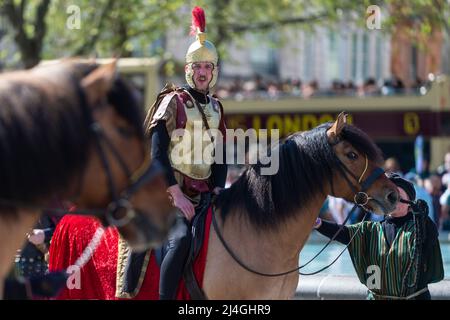 Londra, Regno Unito. 15 aprile 2022. Giulio Cesare a cavallo. I giocatori di Winterwall eseguono la “Passione di Gesù”, che commemora il giorno in cui si crede che Gesù Cristo sia stato arrestato, processato e crocifisso dai Romani. Un cast di oltre 100 attori e volontari, nonché cavalli, asini e colombe, danno vita alla storia a Trafalgar Square. James Burke-Dunsmore, che ha giocato Gesù Cristo negli ultimi 24 anni, si dimette dal suo ruolo a giugno. Credit: Stephen Chung / Alamy Live News Foto Stock