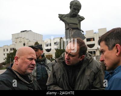 Procuratore del Tribunale penale internazionale (ICC) Karim Asad Ahmad Khan QC (L) è raffigurato vicino al monumento di Taras Shevchenko danneggiato durante l'invasione russa durante la sua visita a Borodianka, nella regione di Kyiv, nel nord dell'Ucraina. Aprile 14, 2022. Foto di Pavlo Bahmut/Ukrinform/ABACAPRESS.COM Foto Stock