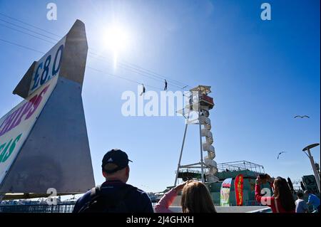 Brighton UK 15th Aprile 2022 - migliaia di visitatori godono del caldo sole sulla spiaggia di Brighton e sul lungomare con temperature previste per raggiungere oltre 20 gradi in alcune parti del Regno Unito : Credit Simon Dack / Alamy Live News Foto Stock