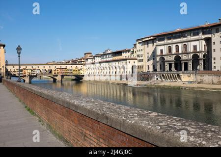 Vista lungo il fiume Arno fino al Ponte Vecchio a Firenze Foto Stock