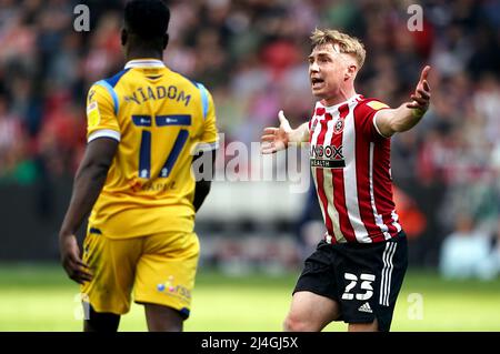 Ben Osborn (a destra) di Sheffield United reagisce durante la partita del campionato Sky Bet a Bramall Lane, Sheffield. Data foto: Venerdì 15 aprile 2022. Foto Stock