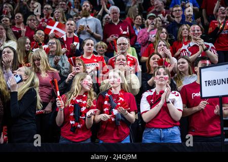 Copenaghen, Danimarca. 14th Apr 2022. I tifosi danesi hanno visto durante la partita di pallamano tra Danimarca e Polonia alla Royal Arena di Copenhagen. (Photo Credit: Gonzales Photo/Alamy Live News Foto Stock