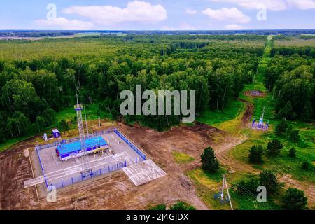 Stazione di distribuzione del gas naturale del gasdotto principale. Vista dall'alto. Tipo di oggetto di gassificazione nel giorno estivo. Costruzione di gasdotti. Foto Stock