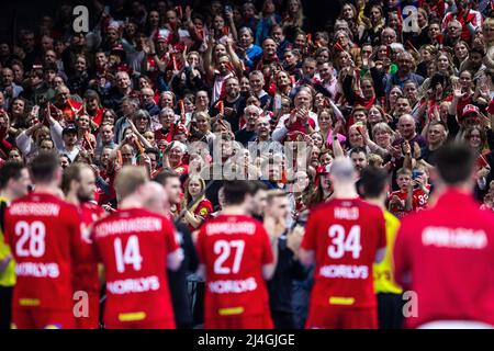 Copenaghen, Danimarca. 14th Apr 2022. I tifosi danesi hanno visto durante la partita di pallamano tra Danimarca e Polonia alla Royal Arena di Copenhagen. (Photo Credit: Gonzales Photo/Alamy Live News Foto Stock