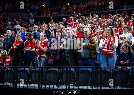 Copenaghen, Danimarca. 14th Apr 2022. I tifosi danesi hanno visto durante la partita di pallamano tra Danimarca e Polonia alla Royal Arena di Copenhagen. (Photo Credit: Gonzales Photo/Alamy Live News Foto Stock