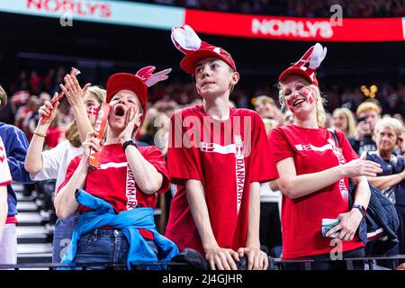 Copenaghen, Danimarca. 14th Apr 2022. I tifosi danesi hanno visto durante la partita di pallamano tra Danimarca e Polonia alla Royal Arena di Copenhagen. (Photo Credit: Gonzales Photo/Alamy Live News Foto Stock