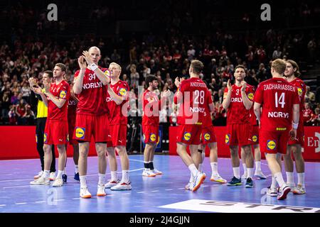 Copenaghen, Danimarca. 14th Apr 2022. I giocatori della Danimarca stanno ringraziando i tifosi dopo la partita di pallamano tra Danimarca e Polonia alla Royal Arena di Copenaghen. (Photo Credit: Gonzales Photo/Alamy Live News Foto Stock