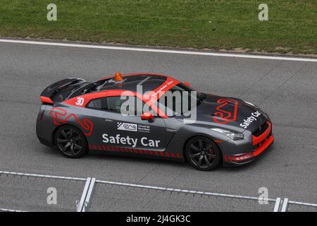 La safety car Nissan GT-R ti aspetta nella pit Lane al circuito della Catalogna, Barcellona, Spagna Foto Stock