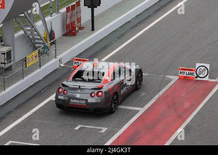 La safety car Nissan GT-R ti aspetta nella pit Lane al circuito della Catalogna, Barcellona, Spagna Foto Stock