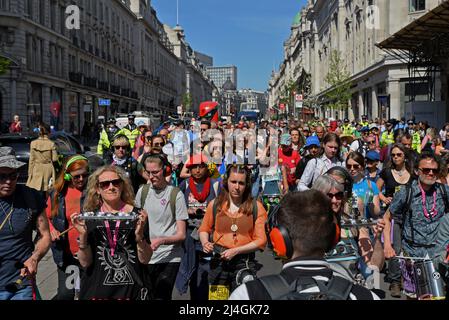 Regent Street, Londra, Regno Unito. 15th Apr 2022. XR manifestanti del cambiamento climatico march Down Regent St nel West End di Londra il Venerdì Santo, 15th aprile 2022. Credit: Mark York/Alamy Live News Foto Stock