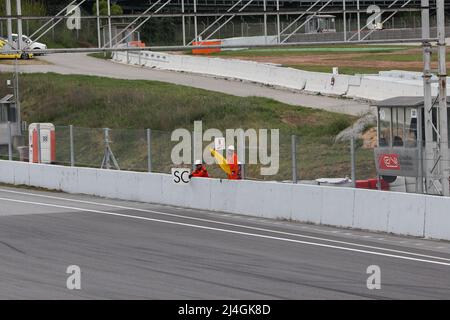 Gara marshall sventolando bandiera gialla durante la gara su pista al Circuit of Catalonia, Barcellona, Spagna Foto Stock