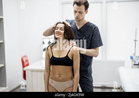 Donna in esame da terapista fisico Foto Stock