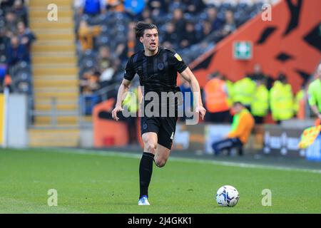 Hull, Regno Unito. 15th Apr 2022. Jacob Greaves #4 di Hull City sulla palla a Hull, Regno Unito il 4/15/2022. (Foto di James Heaton/News Images/Sipa USA) Credit: Sipa USA/Alamy Live News Foto Stock
