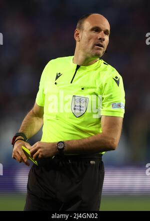 Bergamo, 14th aprile 2022. L'arbitro Antonio Miguel Mateu Lahoz di Spagna si affaccia durante la partita della UEFA Europa League allo stadio Gewiss di Bergamo. Il credito d'immagine dovrebbe essere: Jonathan Moscrop / Sportimage Foto Stock