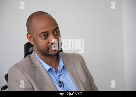 Addis Abeba, Etiopia. 11th Apr 2022. Tewodros Mekonnen, economista dell’International Growth Centre, parla durante un’intervista con Xinhua ad Addis Abeba, Etiopia, il 11 aprile 2022. Il conflitto Russia-Ucraina ha scatenato numerosi paesi africani, in particolare gli importatori netti di materie prime, ha affermato Mekonnen. PER ANDARE CON 'Economic Watch: Russia-Ucraina conflitto devastano le economie africane, dice esperto' credito: Michael Tewelde/Xinhua/Alamy Live News Foto Stock