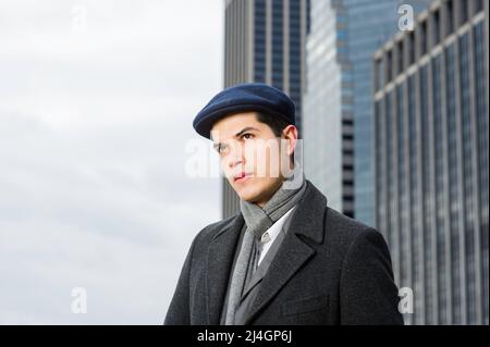 Un giovane professionista si trova di fronte agli edifici commerciali e guarda al futuro Foto Stock