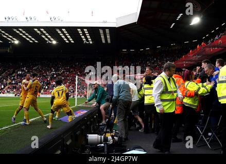 Tom McIntyre di Reading (seconda a sinistra) festeggia il secondo gol del gioco con compagni di squadra e fan durante la partita del campionato Sky Bet a Bramall Lane, Sheffield. Data foto: Venerdì 15 aprile 2022. Foto Stock