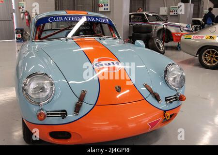 1965 Porsche 356 SC prepara per Masters Historic Racing sul circuito di Catalogna, Barcellona, Spagna Foto Stock